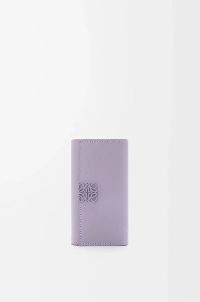 Anagram Schlüsselanhänger aus genarbtem Kalbsleder in Dirty Mauve