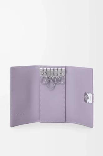 Anagram Schlüsselanhänger aus genarbtem Kalbsleder in Dirty Mauve