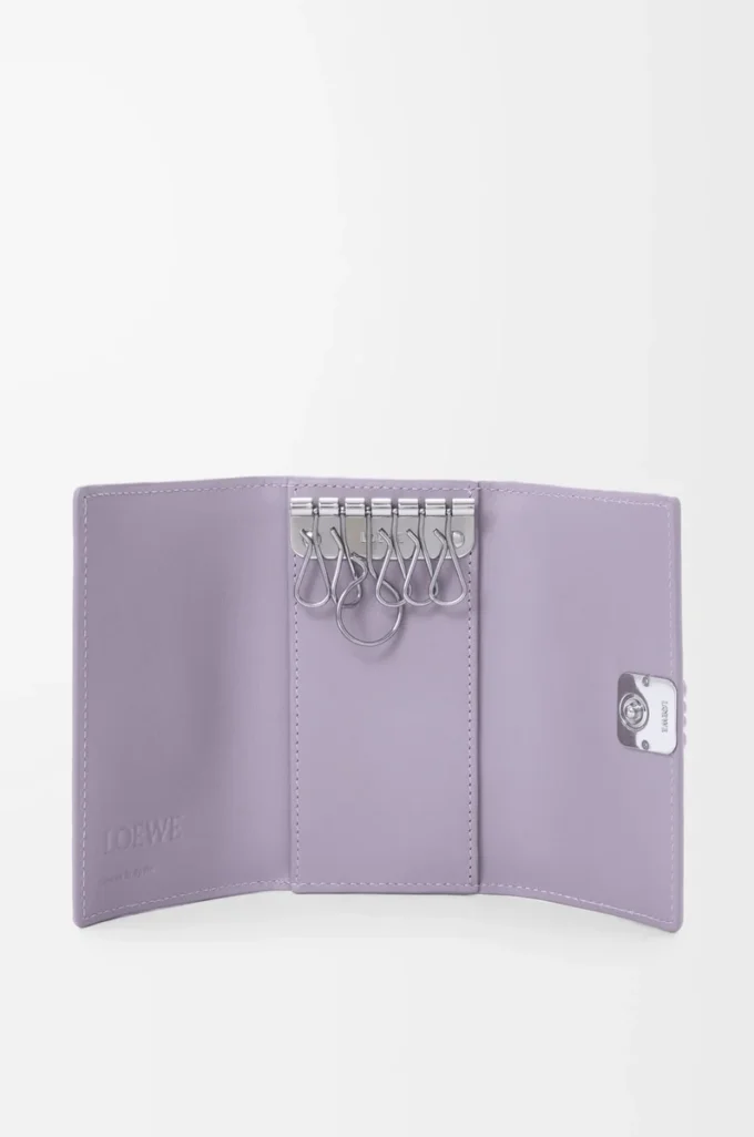 Anagram Schlüsselanhänger aus genarbtem Kalbsleder in Dirty Mauve