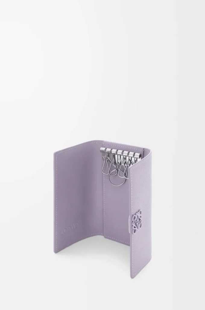 Anagram Schlüsselanhänger aus genarbtem Kalbsleder in Dirty Mauve