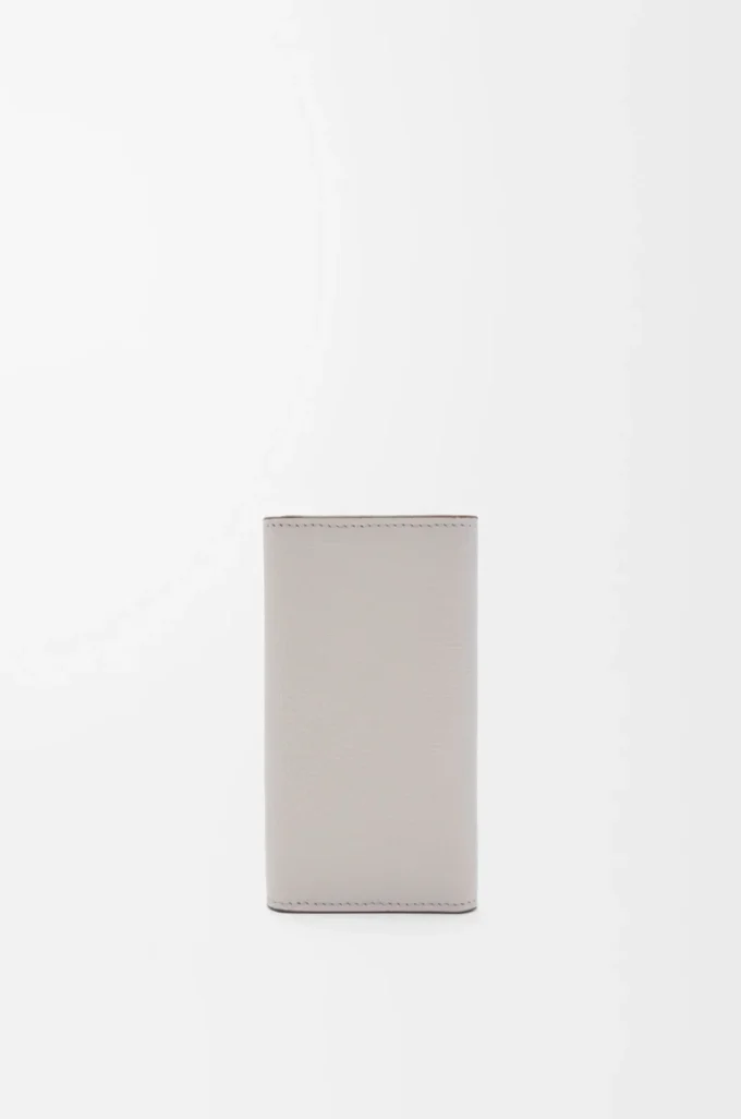 Anagram Schlüsselanhänger aus genarbtem Kalbsleder Light Ghost Grey