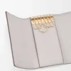 Anagram Schlüsselanhänger aus genarbtem Kalbsleder Light Ghost Grey