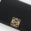 Anagram Visitenkartenetui aus genarbtem Kalbsleder Black/Gold