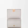 Anagram-Visitenkartenetui aus genarbtem Kalbsleder Light Ghost Grey