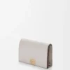 Anagram-Visitenkartenetui aus genarbtem Kalbsleder Light Ghost Grey
