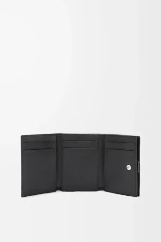 Anagramm-Dreifach-Brieftasche aus genarbtem Kalbsleder in Schwarz