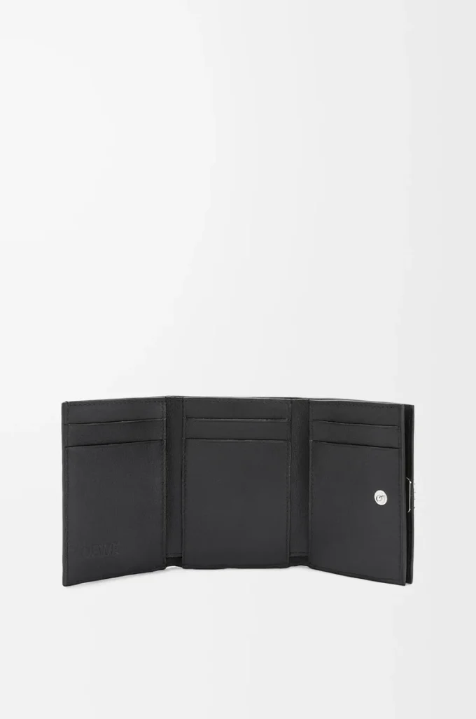 Anagramm-Dreifach-Brieftasche aus genarbtem Kalbsleder in Schwarz
