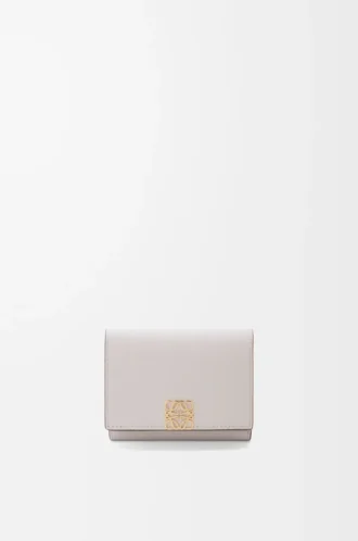 Anagramm-Dreifach-Geldbörse aus genarbtem Kalbsleder in Light Ghost Grey
