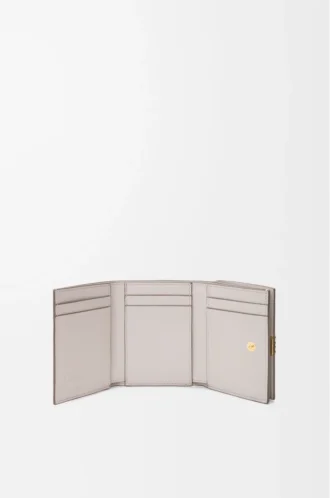Anagramm-Dreifach-Geldbörse aus genarbtem Kalbsleder in Light Ghost Grey