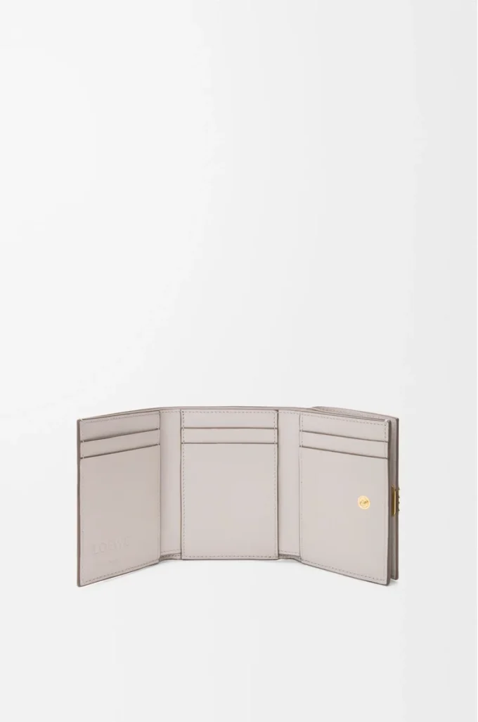 Anagramm-Dreifach-Geldbörse aus genarbtem Kalbsleder in Light Ghost Grey