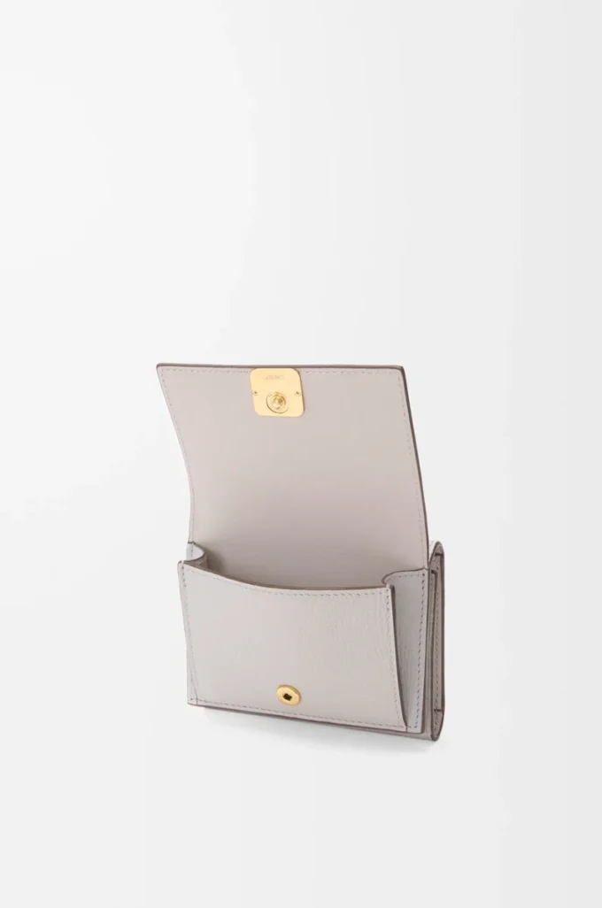 Anagramm-Dreifach-Geldbörse aus genarbtem Kalbsleder in Light Ghost Grey