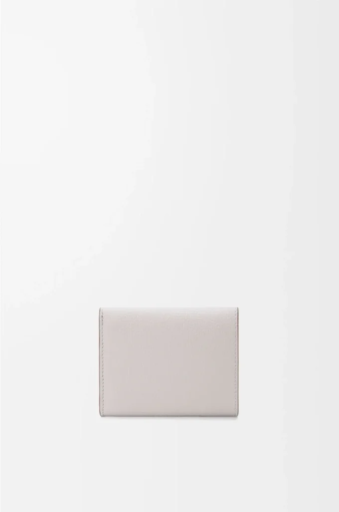 Anagramm-Dreifach-Geldbörse aus genarbtem Kalbsleder in Light Ghost Grey