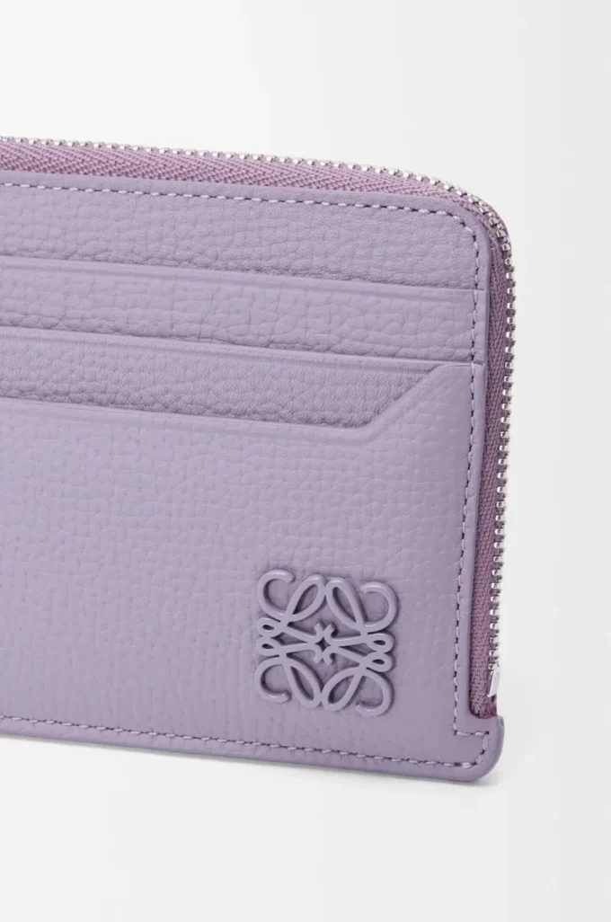 Anagramm-Münzkartenetui aus pebble-genarbtem Kalbsleder in Dirty Mauve
