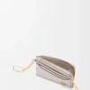 Anagramm-Münzkartenetui aus pebble-genarbtem Kalbsleder in Light Ghost Grey