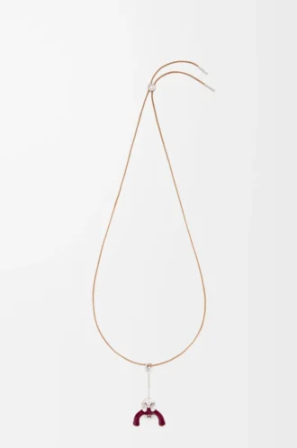Anhänger „Seated Acrobat” aus Sterlingsilber und Kristallen Silber/Burgunderrot