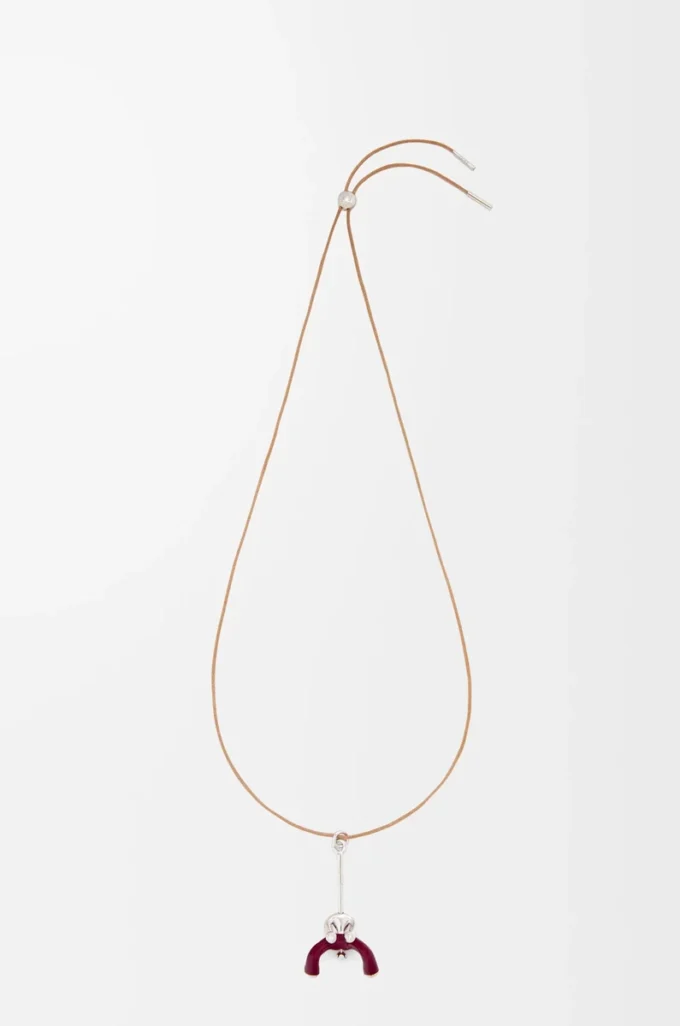 Anhänger „Seated Acrobat” aus Sterlingsilber und Kristallen Silber/Burgunderrot