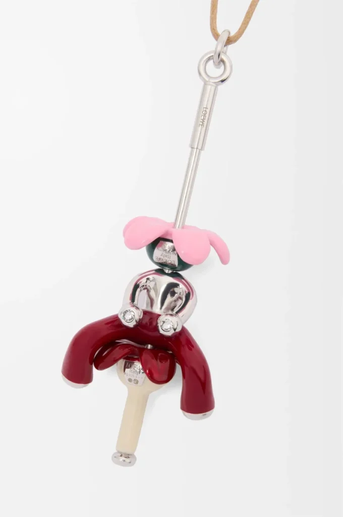 Anhänger „Seated Acrobat” aus Sterlingsilber und Kristallen Silber/Burgunderrot