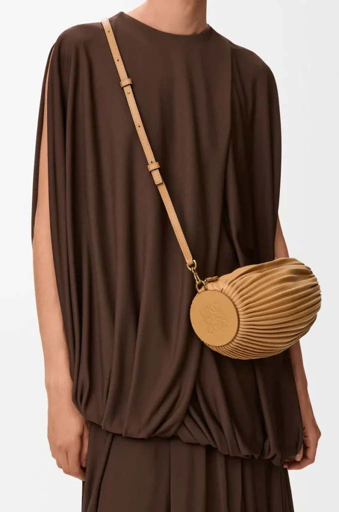 Armbandtasche aus plissiertem Nappalammleder Warm Desert