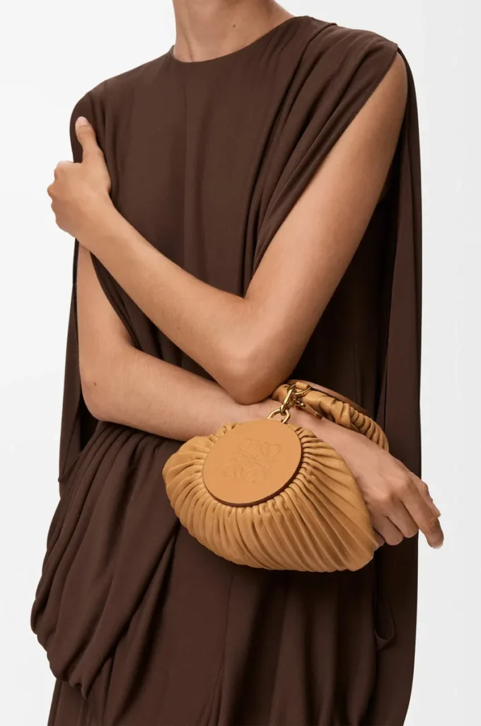 Armbandtasche aus plissiertem Nappalammleder Warm Desert