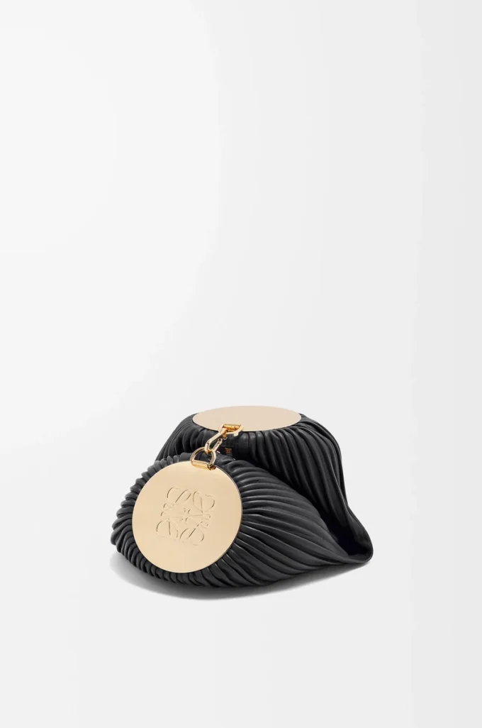 Armbandtasche aus plissiertem Nappaleder in Schwarz