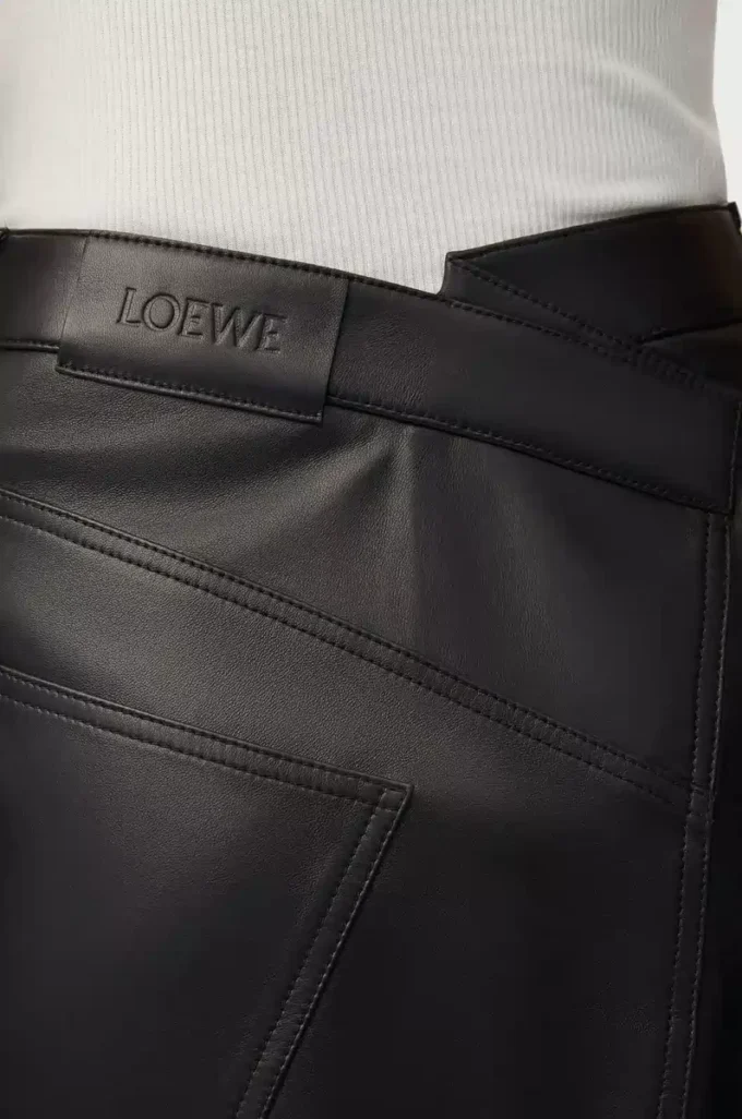 Asymmetrischer Rock aus Satin-Nappa-Lammleder Schwarz