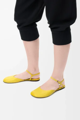 Ballerinas mit Knöchelriemen aus Lammleder in Dandelion