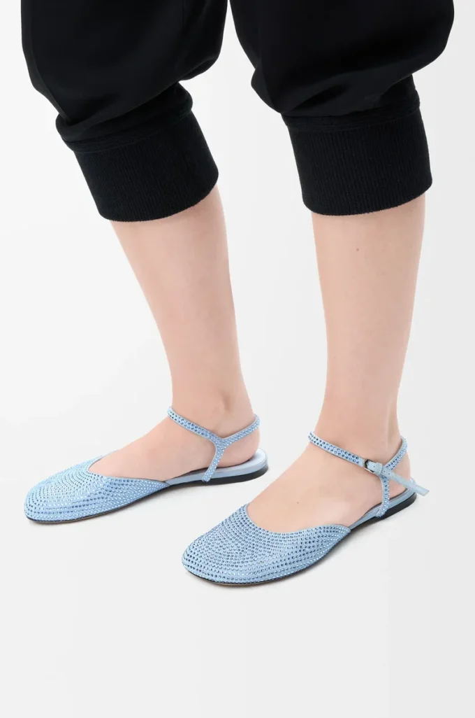Ballerinas mit Knöchelriemen aus mit Strass verziertem Wildleder in Babyblau