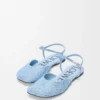 Ballerinas mit Knöchelriemen aus mit Strass verziertem Wildleder in Babyblau