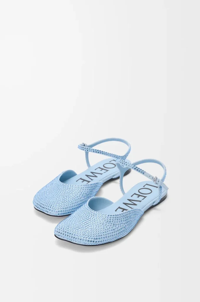 Ballerinas mit Knöchelriemen aus mit Strass verziertem Wildleder in Babyblau
