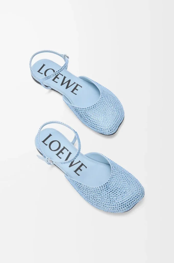 Ballerinas mit Knöchelriemen aus mit Strass verziertem Wildleder in Babyblau