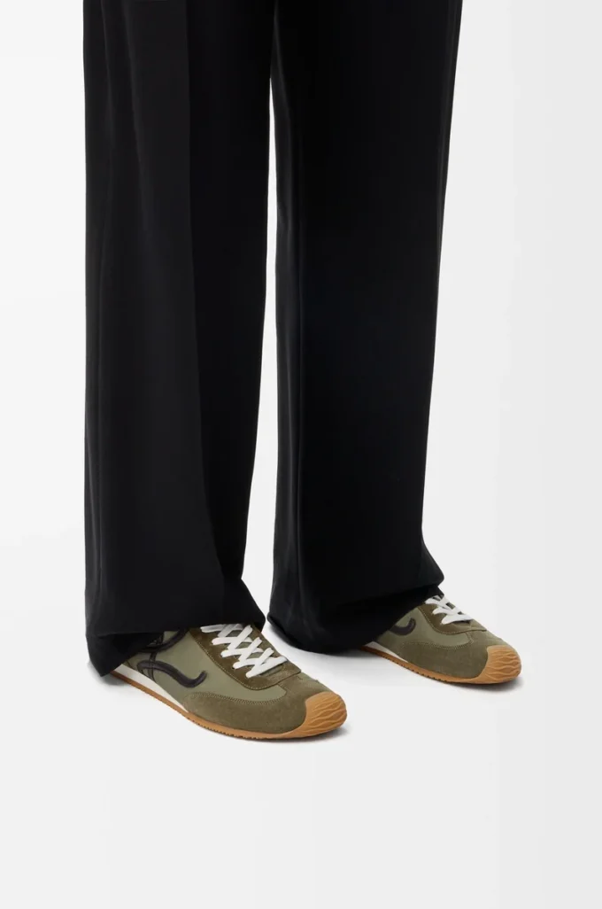 Ballet Runner 2.0 aus Nylon und Kalbsleder Hellkhaki/Schwarz/Weiß