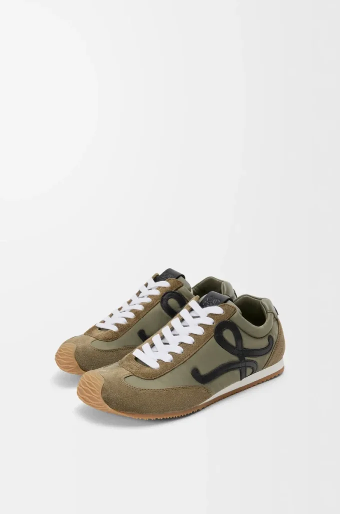 Ballet Runner 2.0 aus Nylon und Kalbsleder Hellkhaki/Schwarz/Weiß