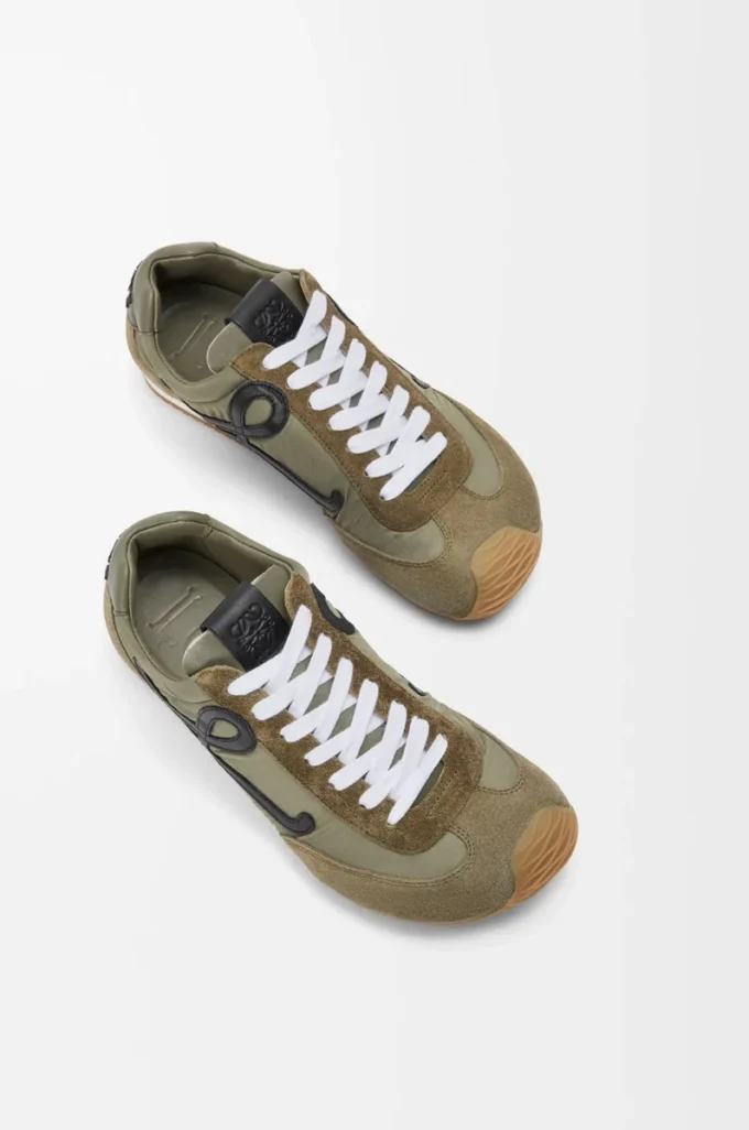 Ballet Runner 2.0 aus Nylon und Kalbsleder Hellkhaki/Schwarz/Weiß