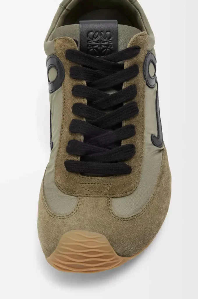 Ballet Runner 2.0 aus Nylon und Kalbsleder Hellkhaki/Schwarz/Weiß