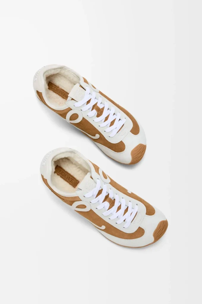 Ballet Runner 2.0 aus Wildleder und Lammfell Tan/Weiß