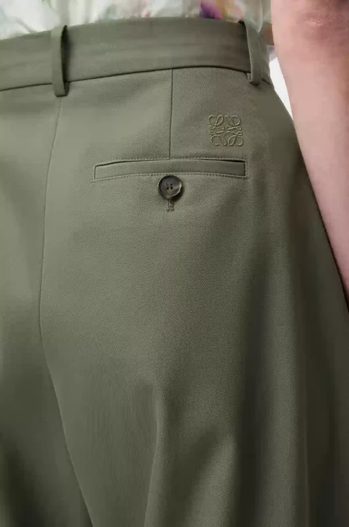 Barrel-Hose aus Baumwolle und Seide in Khaki-Grün