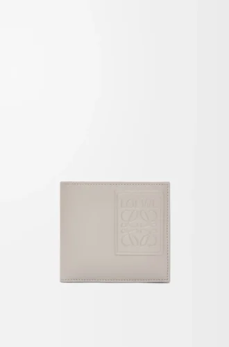 bifold geldbrse aus satiniertem kalbsleder in shell grey 1 330x498 - Bifold-Geldb&ouml;rse aus satiniertem Kalbsleder in Shell Grey