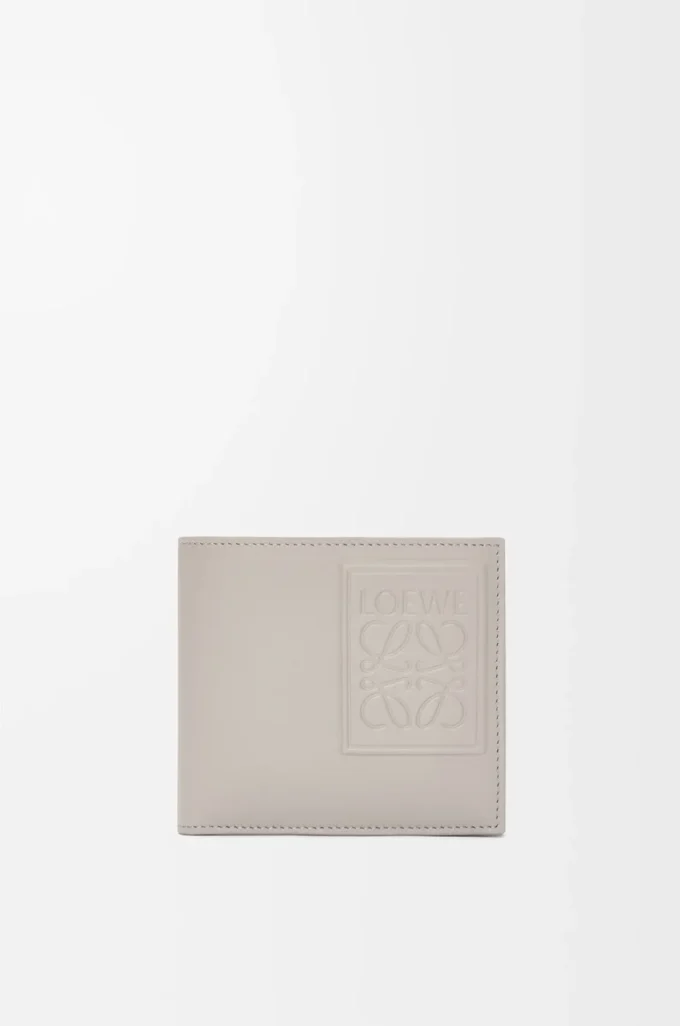 Bifold-Geldbörse aus satiniertem Kalbsleder in Shell Grey