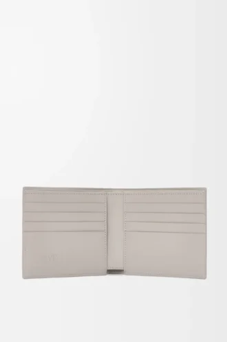 bifold geldbrse aus satiniertem kalbsleder in shell grey 2 330x498 - Bifold-Geldb&ouml;rse aus satiniertem Kalbsleder in Shell Grey