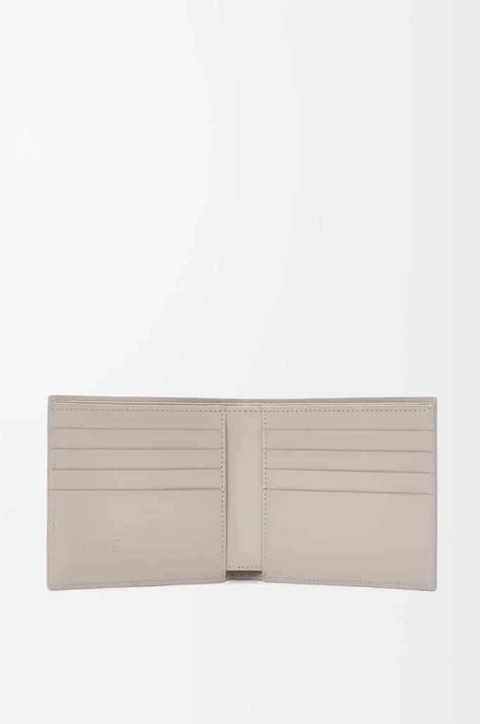 Bifold-Geldbörse aus satiniertem Kalbsleder in Shell Grey