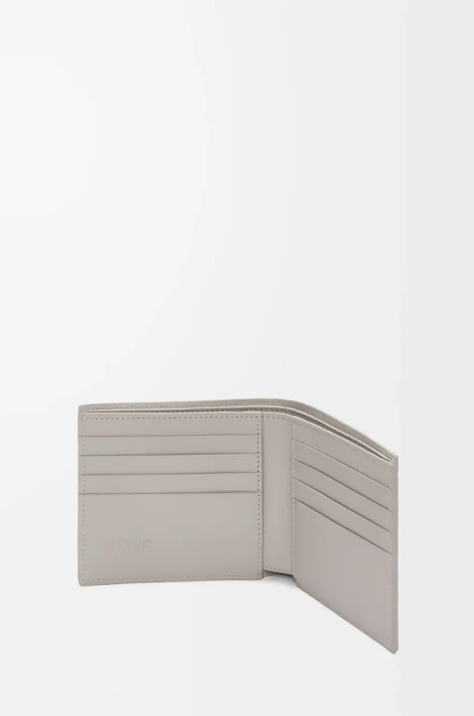 Bifold-Geldbörse aus satiniertem Kalbsleder in Shell Grey