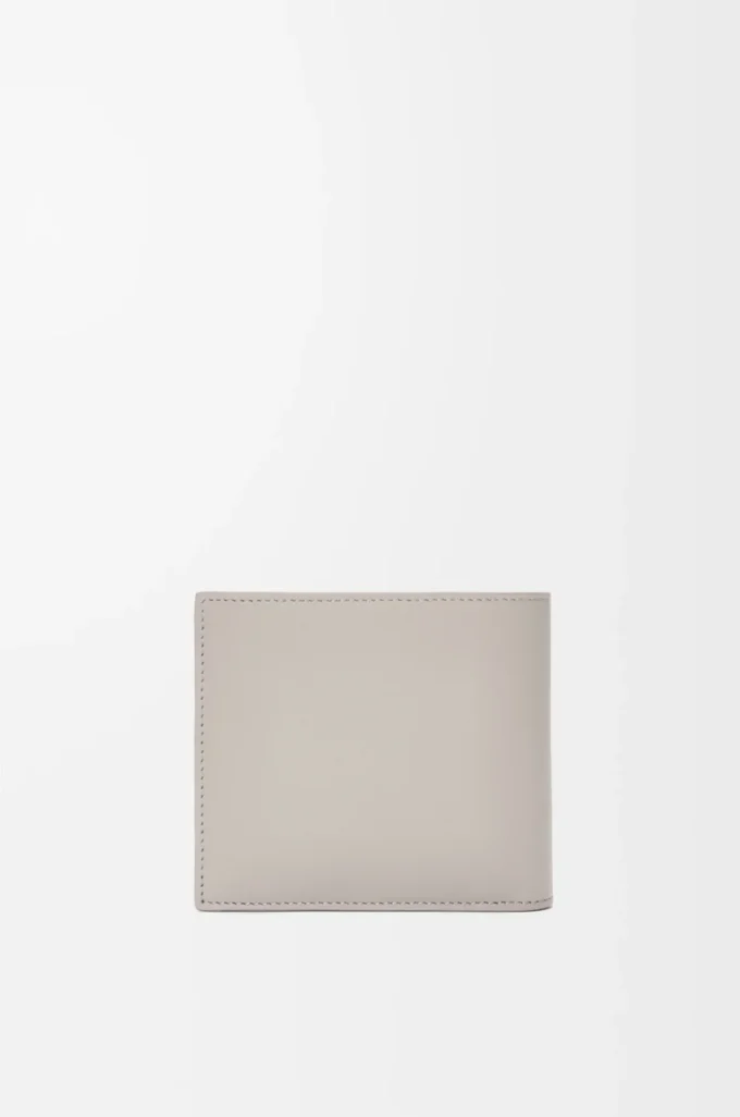 Bifold-Geldbörse aus satiniertem Kalbsleder in Shell Grey