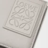 Bifold-Geldbörse aus satiniertem Kalbsleder in Shell Grey