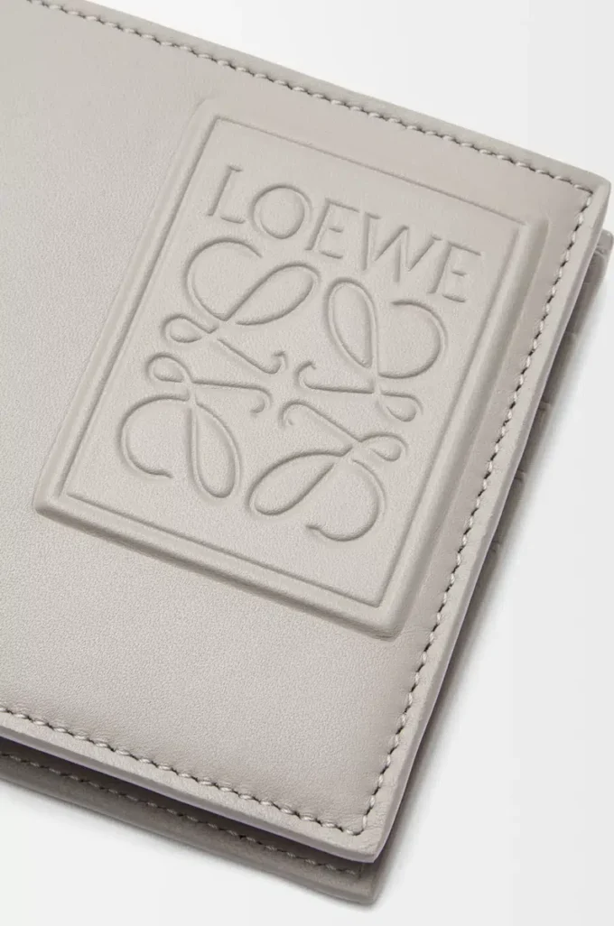 Bifold-Geldbörse aus satiniertem Kalbsleder in Shell Grey