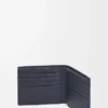 Bifold-Geldbörse aus strukturiertem klassischem Kalbsleder in Deep Navy