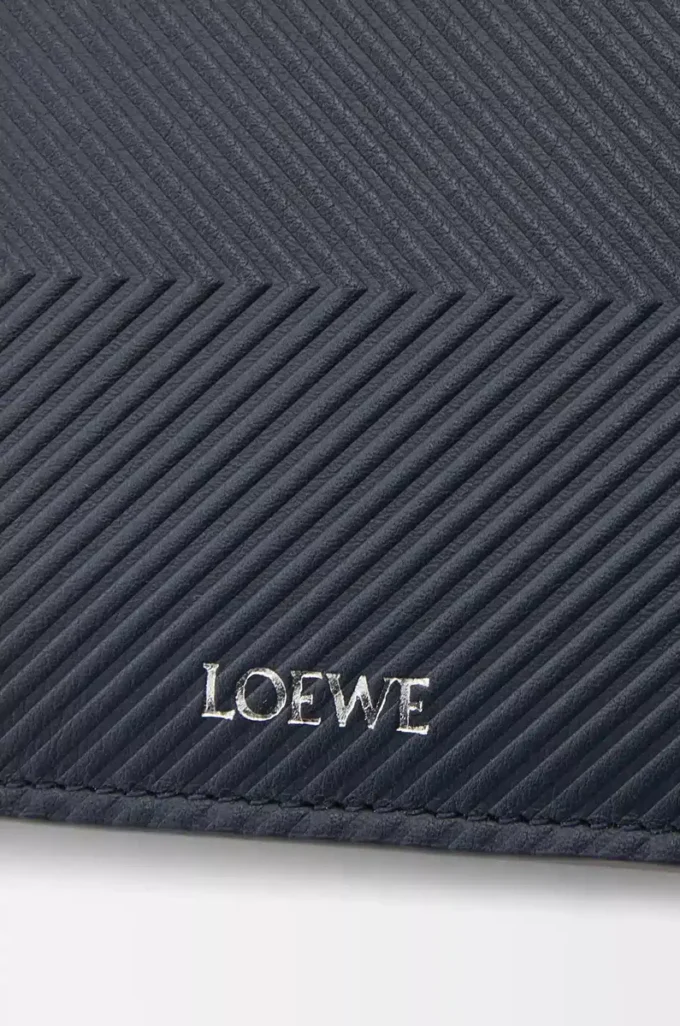 Bifold-Geldbörse aus strukturiertem klassischem Kalbsleder in Deep Navy