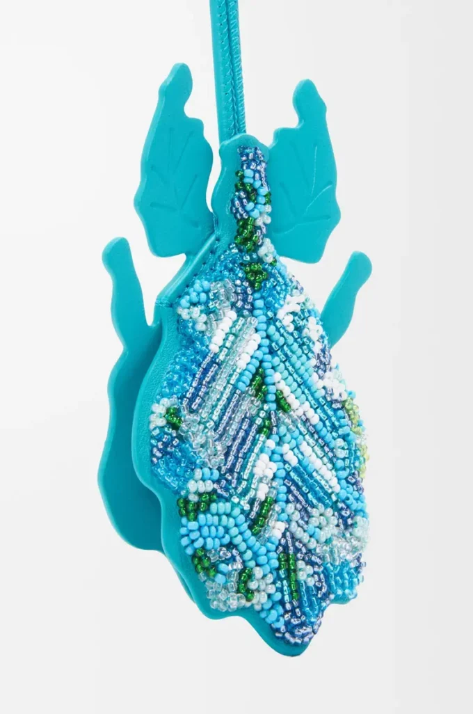 Blattinsekten-Schlüsselanhänger aus genähtem Leder in Deep Turquoise