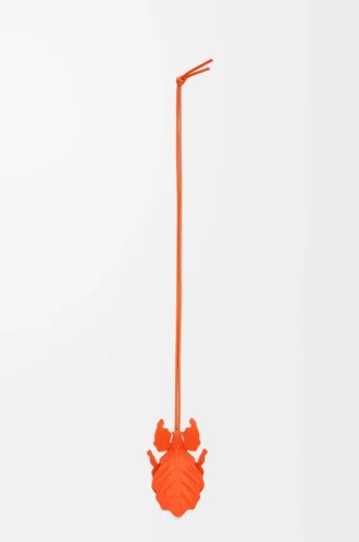 Blattinsekten-Schlüsselanhänger aus klassischem Kalbsleder in leuchtendem Orange