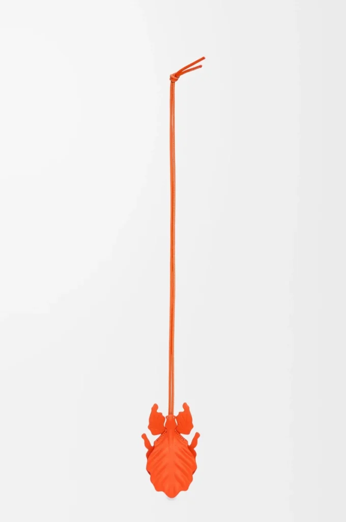 Blattinsekten-Schlüsselanhänger aus klassischem Kalbsleder in leuchtendem Orange
