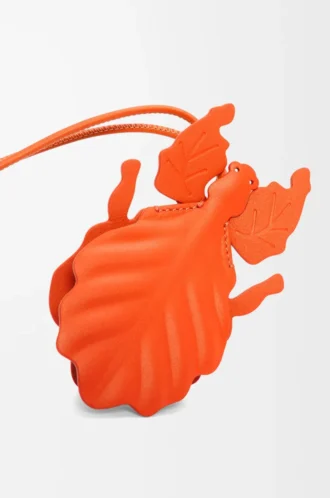 Blattinsekten-Schlüsselanhänger aus klassischem Kalbsleder in leuchtendem Orange